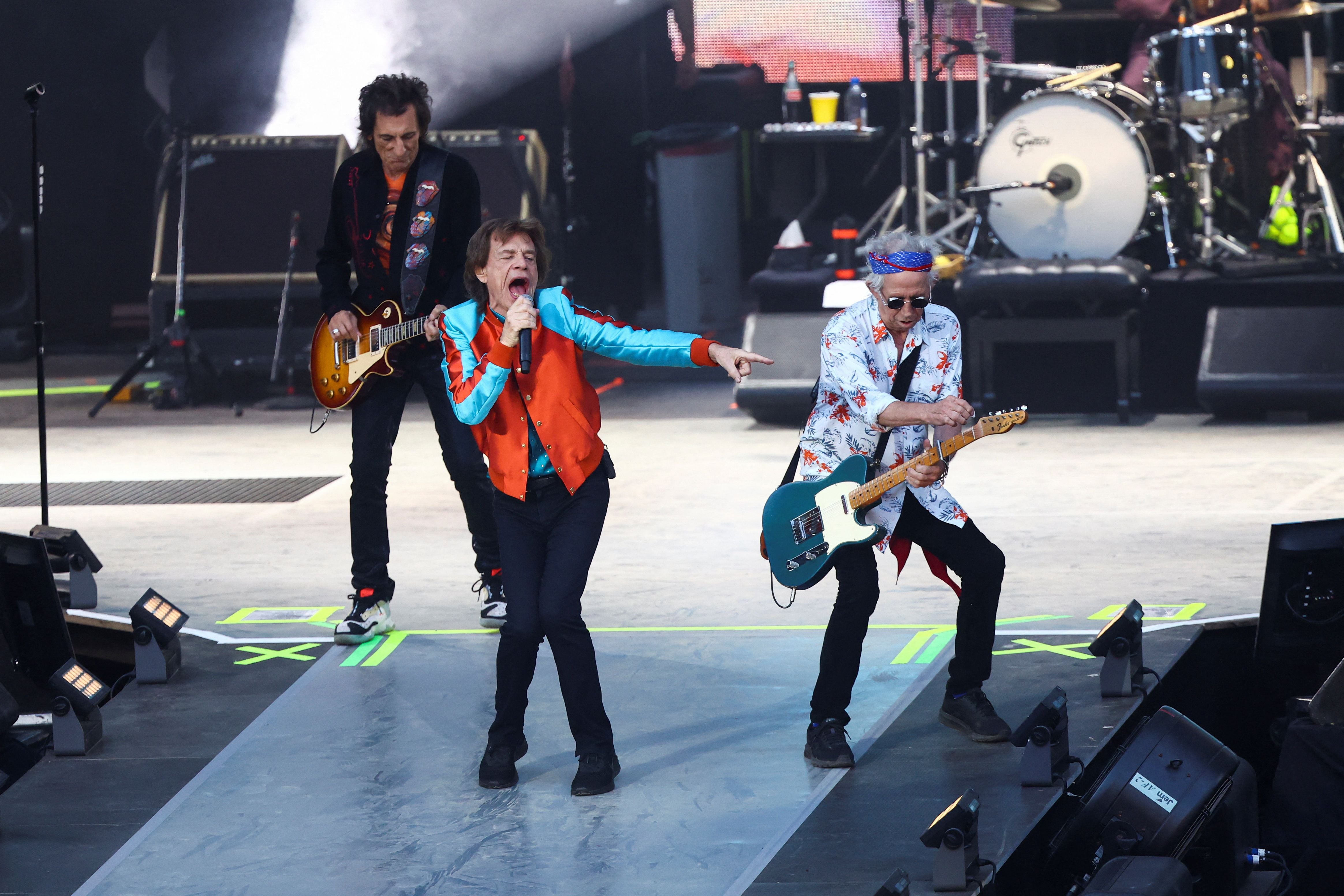 Mick Jagger, Ronnie Wood y Keith Richards de The Rolling Stones actúan como parte de su "Stones Sixty Europe 2022 Tour" en Waldbuehne en Berlín, agosto de 2022 (REUTERS/Lisi Niesner)
