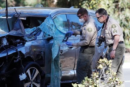 Agentes del condado de Los Ángeles examinan el auto SUV Genesis GV80 conducido por Tiger Woods, el 23 de febrero pasado. EFE/EPA/ETIENNE LAURENT/Archivo
