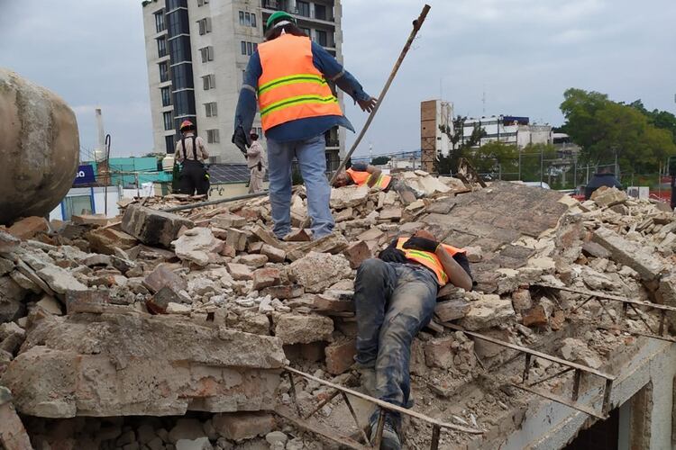 Resultado de imagen para Hay una persona muerta y heridos graves tras colapsar un edificio de Guadalajara"
