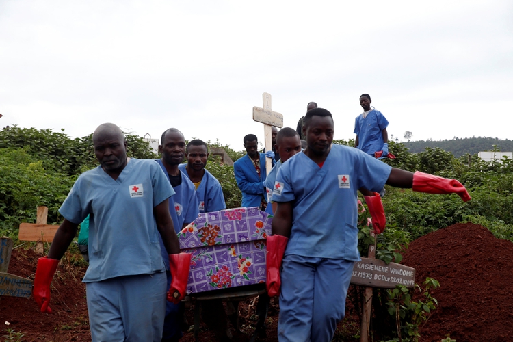 Trabajadores de la Cruz Roja llevan el ataúd de una mujer que murió de ébola para ser enterrada en un cementerio en la ciudad congoleña oriental de Butembo en la República Democrática del Congo (REUTERS/Baz Ratner)