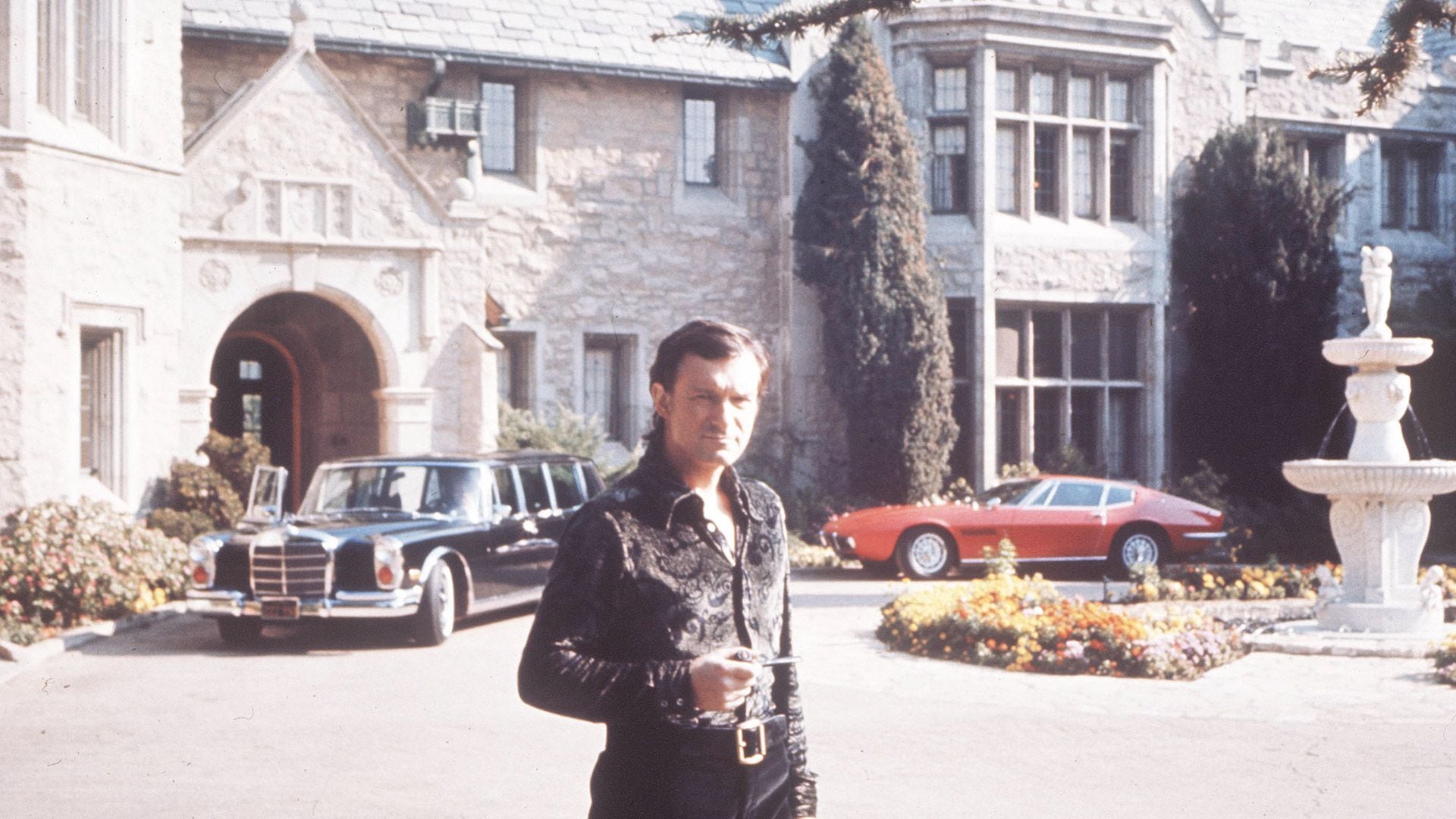 Hugh hefner en la mansión playboy, cuando la revista ya se había convertido en una negocio millonario, donde no solo se publicaban fotos de mujeres desnudas, sino también reportajes extraordinarios firmados por grandes escritores, o grandes plumas de la prensa americana (camera press)