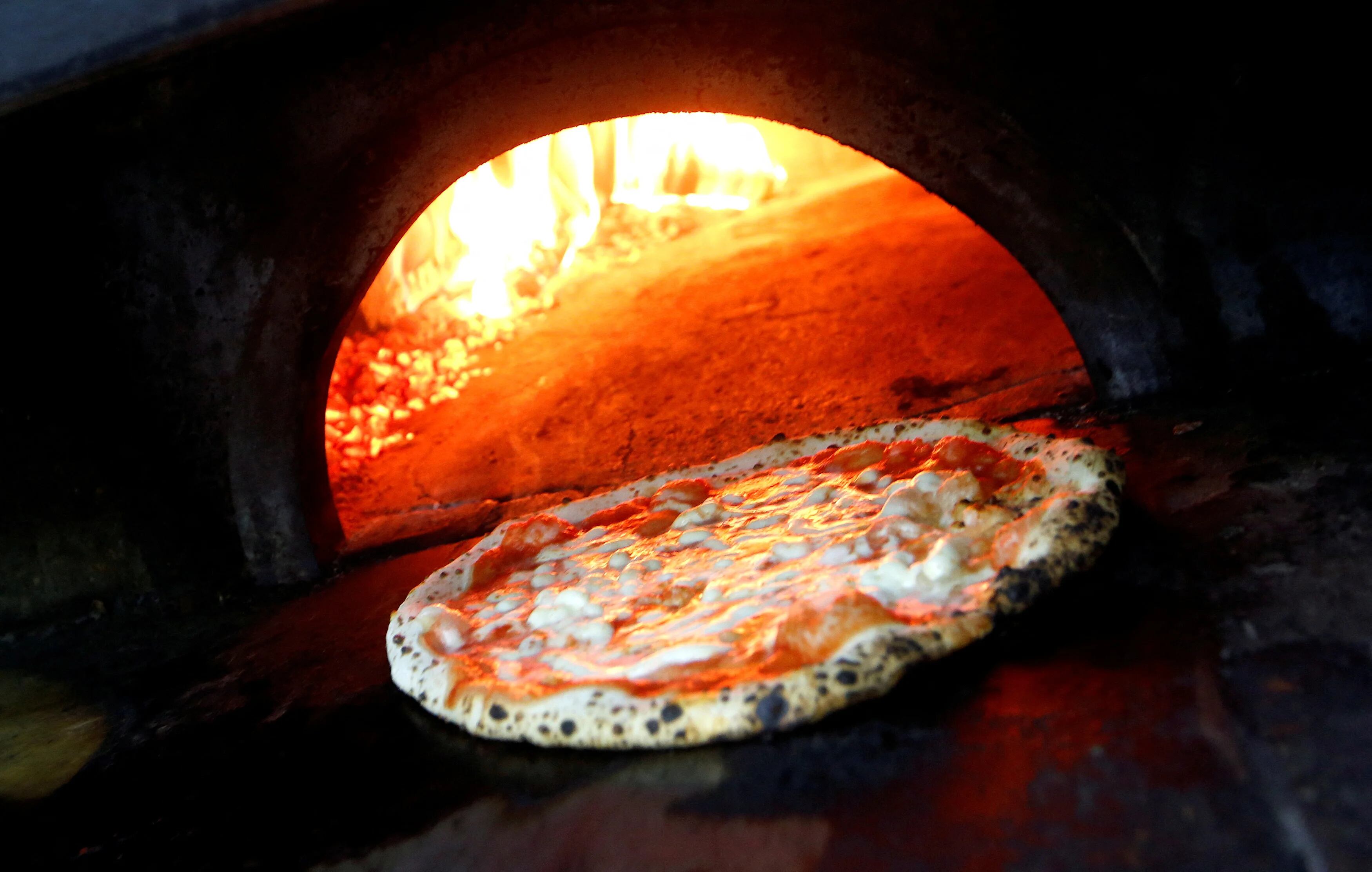 La Pizza Margarita al horno de leña es una de las especialidades de L'Antica Pizzeria da Michele /REUTERS/Ciro De Luca/File Photo