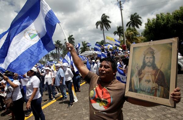 Durante la denominada “Peregrinación por nuestros obispos, defensores de la verdad y la justicia”, los manifestantes ondearon la bandera de Nicaragua y la de la Iglesia Católica y además exigieron justicia por los cientos de muertos que han dejado las protestas antigubernamentales