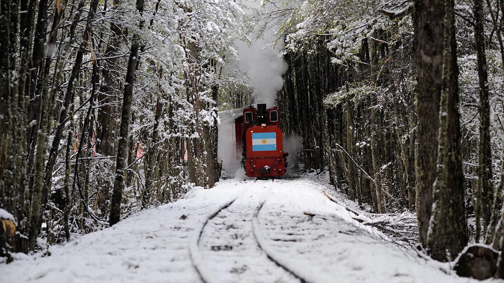 En pleno invierno, paisajes nevados con un encanto distinto. La estación está a unos 8 km del centro de la ciudad (Facundo Santana)
