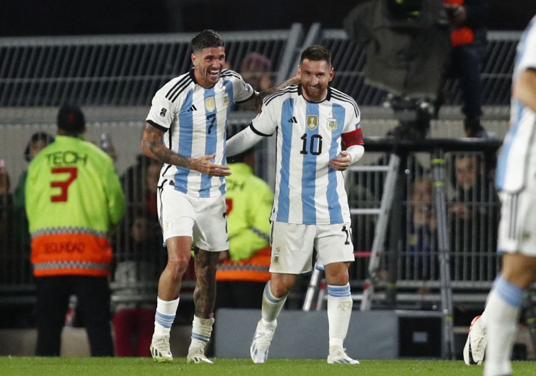 Lionel Messi y Rodrigo De Paul, dos de las figuras de Argentina en la victoria inicial en las Eliminatorias ante Ecuador (REUTERS/Agustin Marcarian)