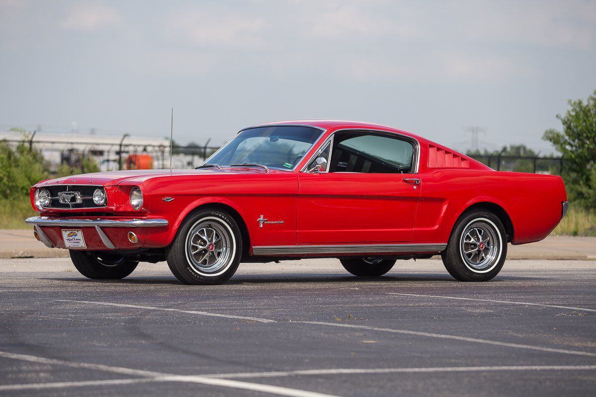 La cola Fastback del Mustang llegó apenas unos meses después de su lanzamiento, y marcó el adn del modelo para siempre