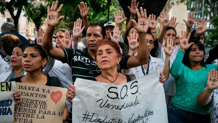 Un grupo de personas participan este lunes en una manifestación frente al Hospital de Niños José Manuel de los Ríos, por falta de trasplantes y tratamientos médicos en Caracas (Venezuela)