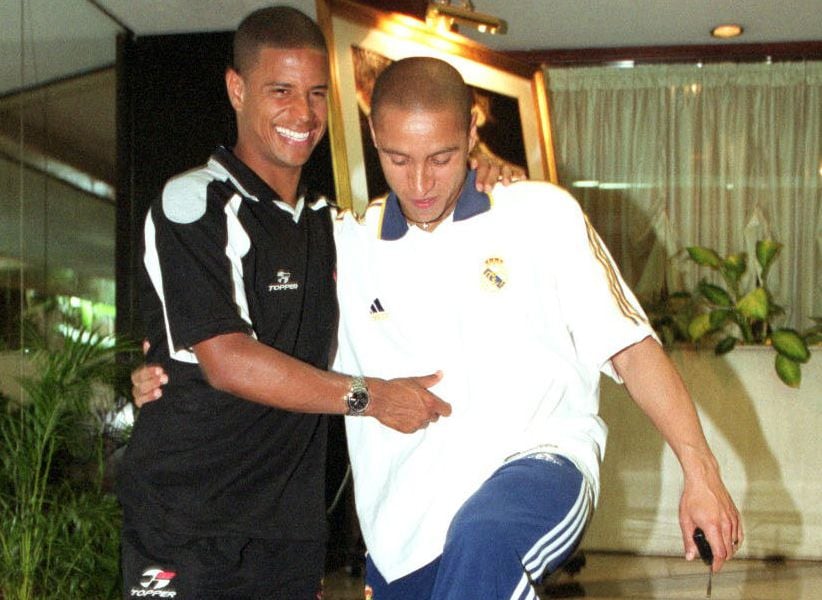 Marcelinho Carioca, con su compatriota Roberto Carlos, bromeando en la entrada de un hotel de Sao Paulo (EFE/ Archivo)
