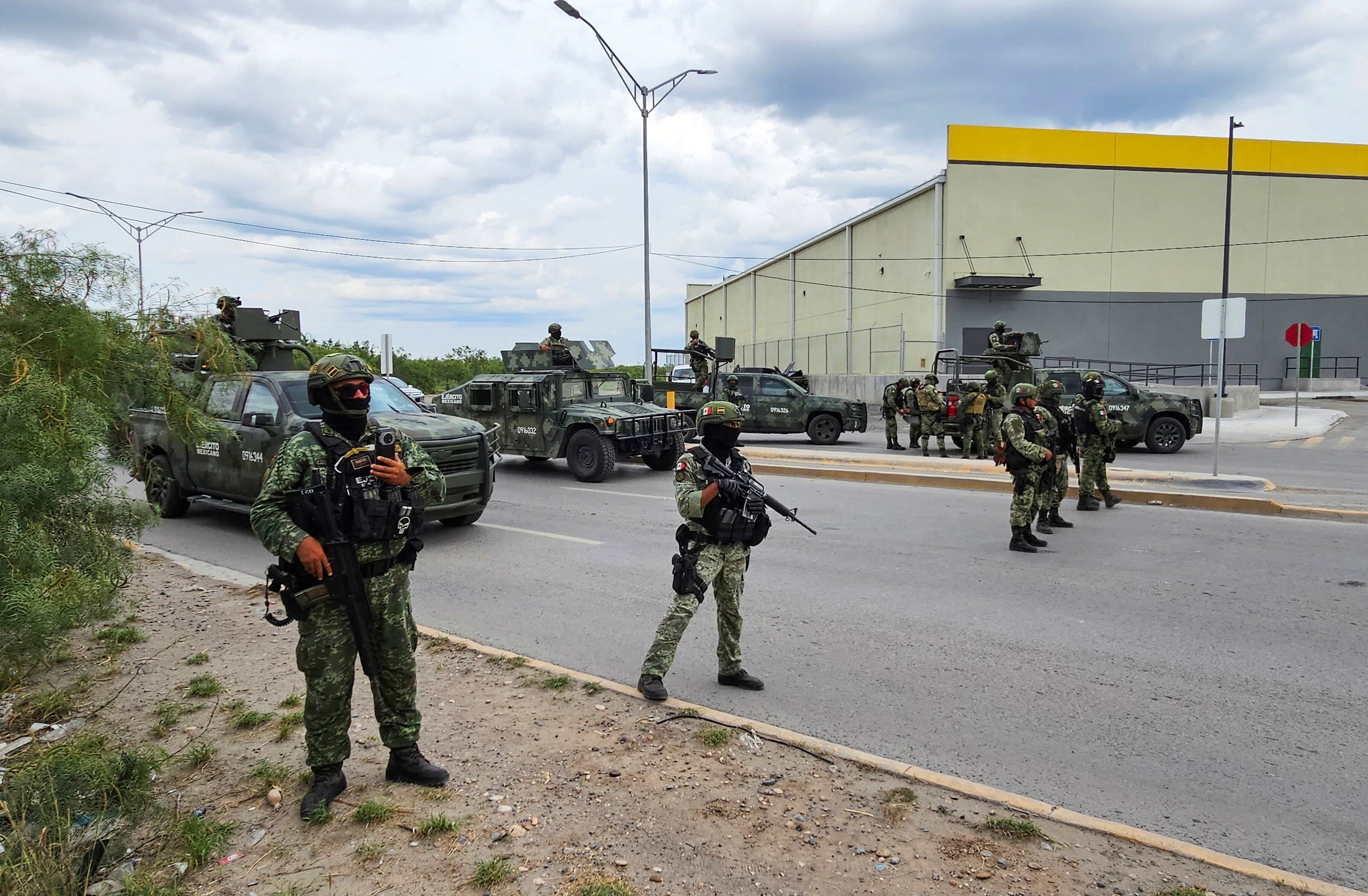 El teniente a cargo del operativo aseguró que los militares habían sido atacados antes de detonar sus armas. (REUTERS/Jasiel Rubio)
