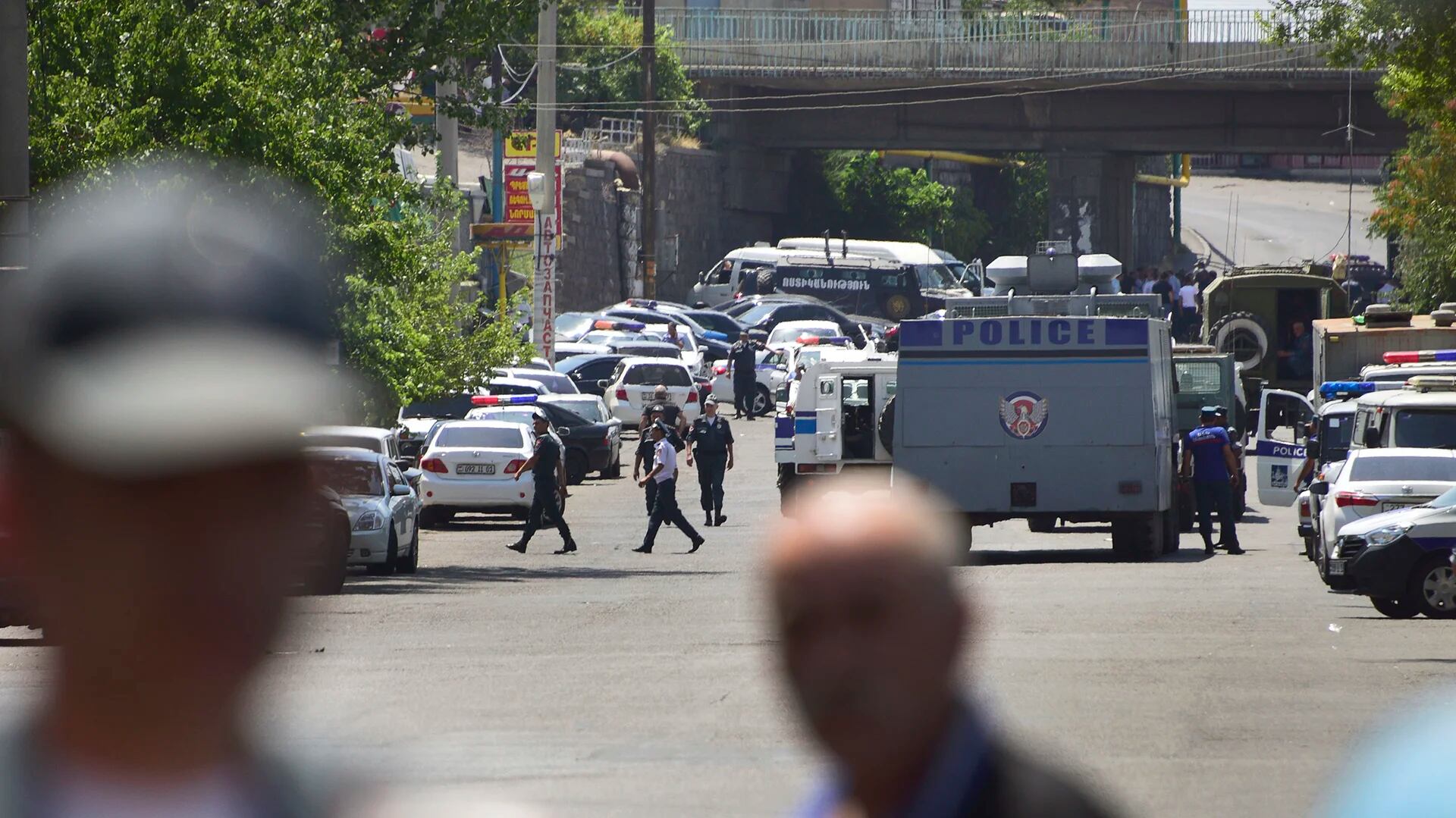 Las autoridades armenias apostaron francotiradores en los edificios adyacentes al lugar del hecho. (AFP)