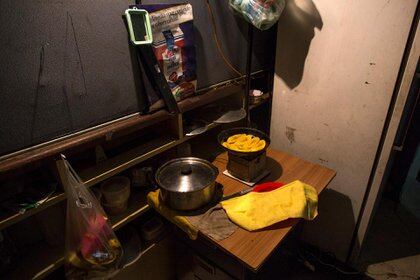 Una pequeña cocina improvisada (Cristian Hernandez / AFP)