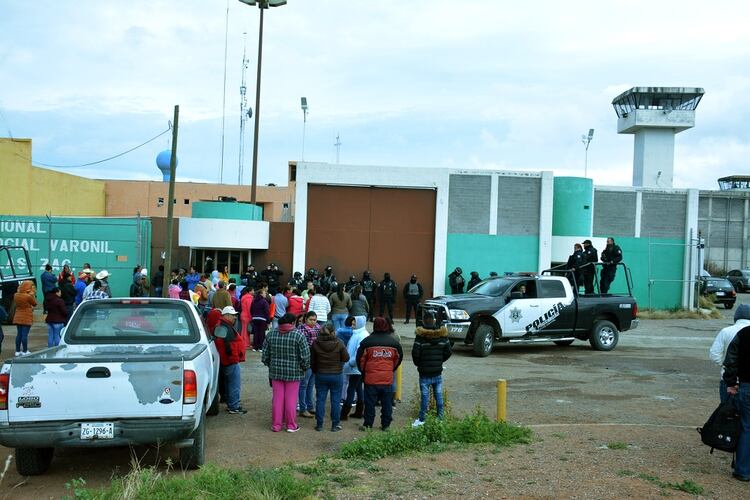 Familiares de los reos del penal de Cieneguillas en Zacatecas (Foto: Cuartoscuro)