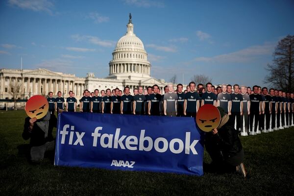 Una manifestación frente al Capitolio reclama controles para Facebook (Reuters)