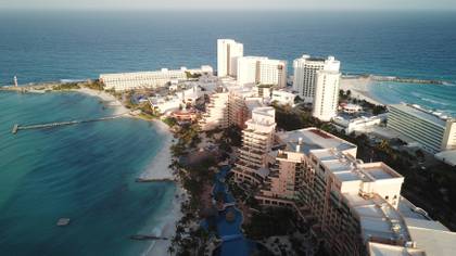 Vista aérea desde un dron de la zona hotelera en el balneario de Cancún, estado de Quintana Roo (EFE/Lourdes Cruz/Archivo)