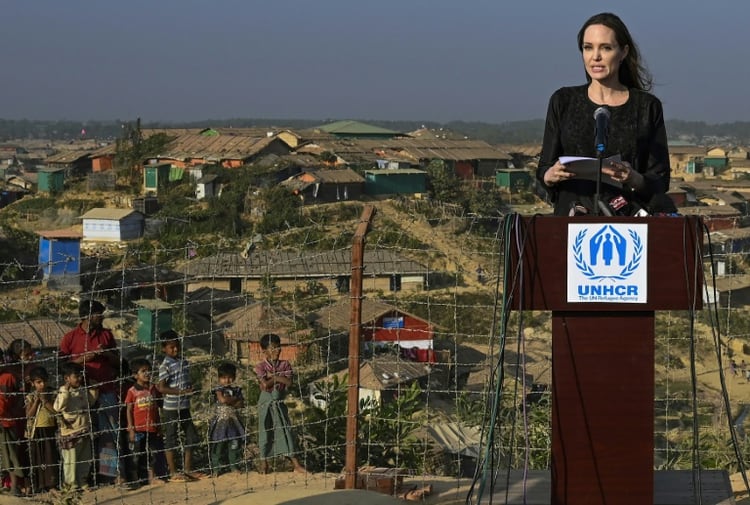 La actriz estadounidense Angelina Jolie, enviada especial del ACNUR habla ante jóvenes rohinyás en el campamento de refugiados de Kutupalong, sur de Bangladés el 5 de febrero de 2019 (AFP - MUNIR UZ ZAMAN)