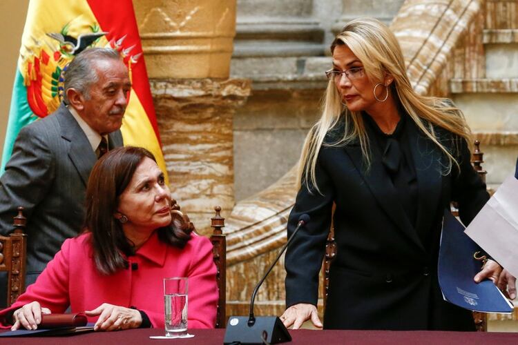 La presidenta interina Jeanine Áñez y la ministra de Relaciones Exteriores, Karen Longaric. Foto: REUTERS/David Mercado