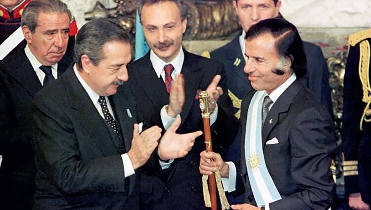 En 1989 RaÃºl AlfonsÃ­n le deja el poder a Carlos Menem