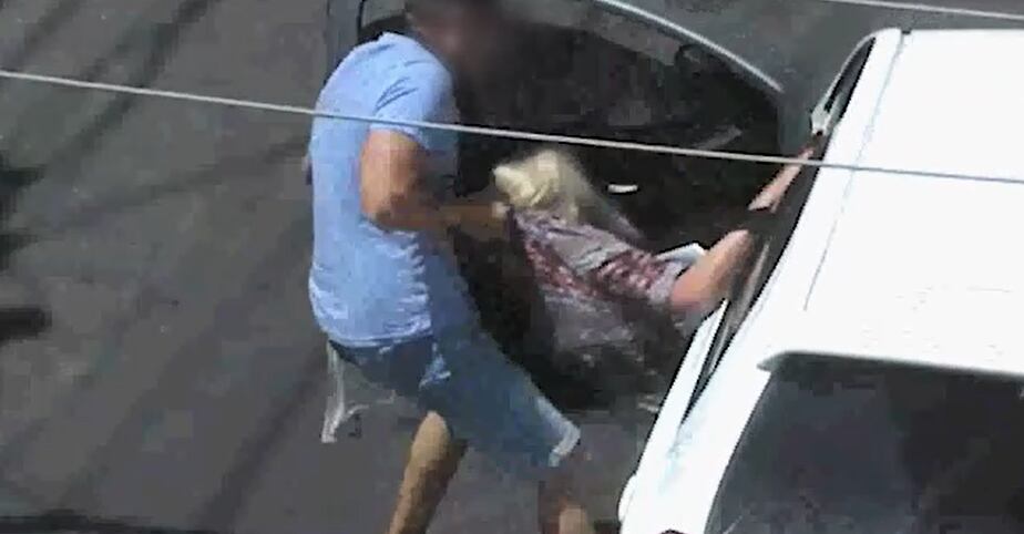 Sacó a una mujer de los pelos del auto cuando escapaba de la Policía: dos detenidos