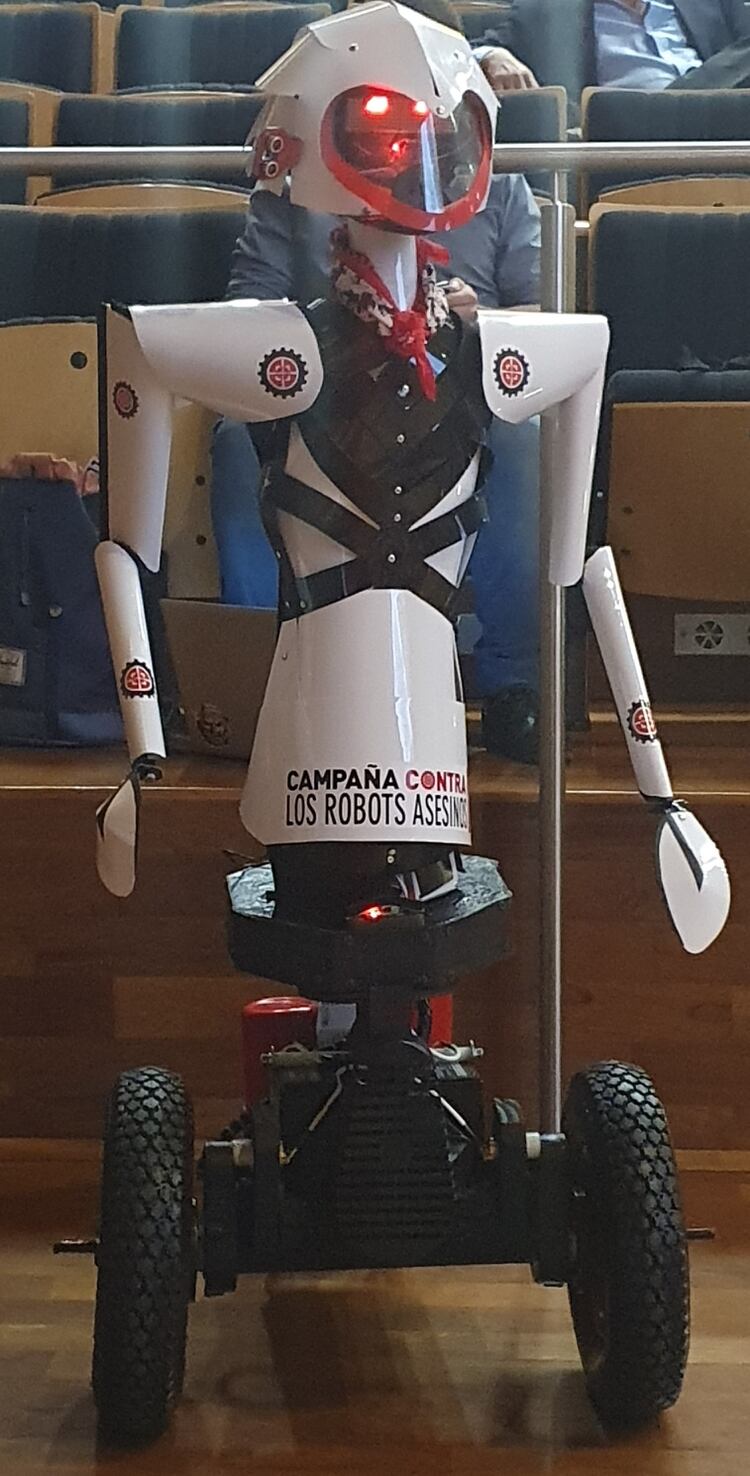 La robot humanoide María estuvo, como referencia simbólica, en la conferencia que se llevó a cabo esta mañana. También estará en la intervención que hará la agrupación y otros activistas esta tarde en la Plaza de Mayo.