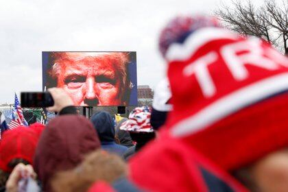 FOTO DE ARCHIVO: El presidente de Estados Unidos, Donald Trump, se ve en una pantalla hablando a sus partidarios durante el acto en Washington DC el 6 de enero de 2021 (REUTERS/Shannon Stapleton)