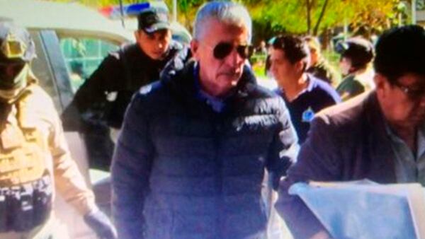 Jorge Roca Suárez, alias “Techo de Paja”, al llegar ayer a La Paz. Fue detenido de inmediato y trasladado a una cárcel