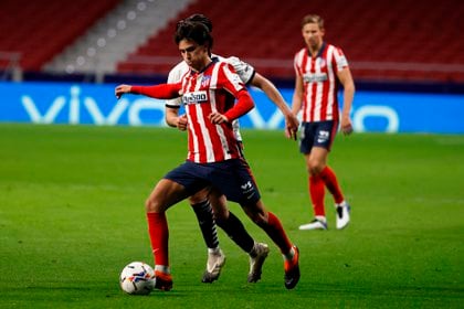 O meio-campista do Atlético de Madrid, João Felix, lidera a bola contra Carlos Soler, do Valencia, na 20ª partida da Premier League de hoje, no Estádio Wanda Metropolitano, em Madrid.  EFE / Ballesteros.