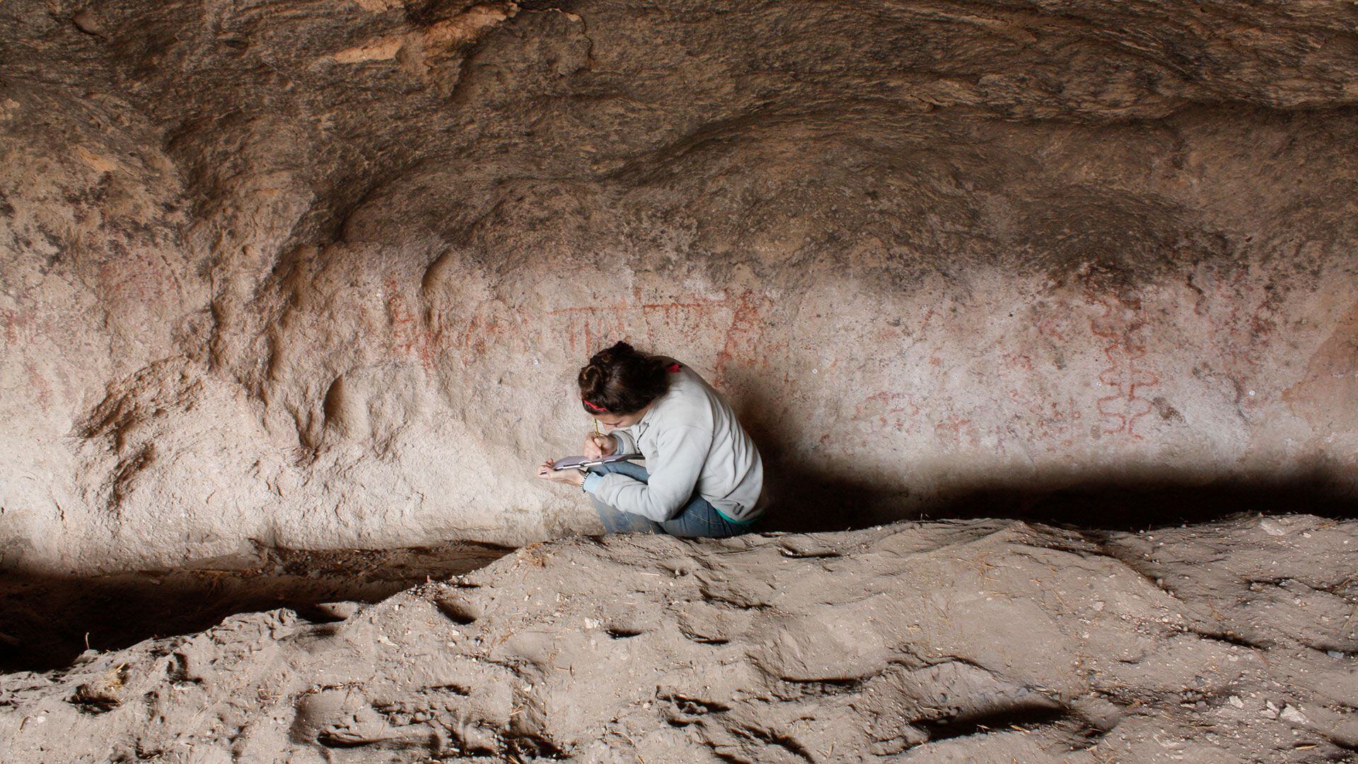 Arte rupestre en Cueva Huenul, Neuquén