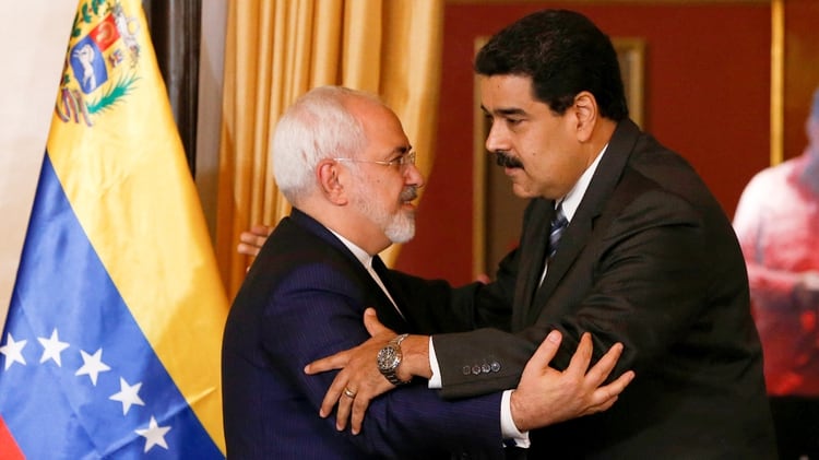 El dictador venezolano NicolÃ¡s Maduro y el ministro de Relaciones Exteriores iranÃ­ Mohamad Yavad Zarif se abrazan en una reuniÃ³n en Caracas, en agosto de 2016 (Reuters)