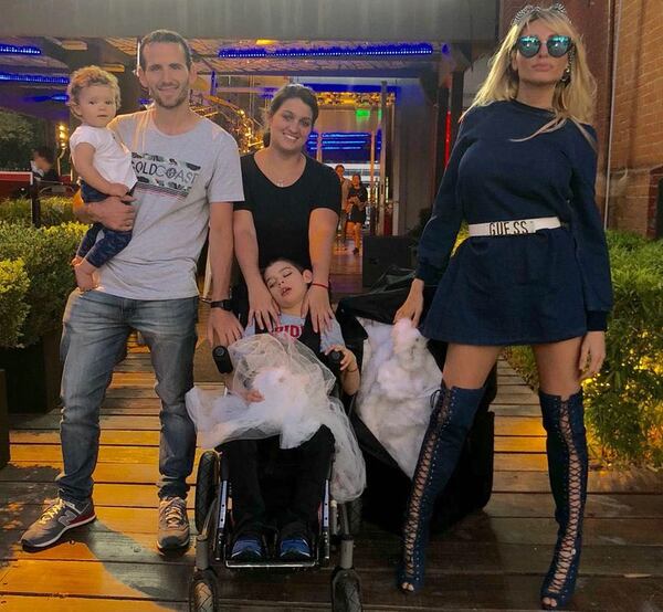 Victoria Xipolitakis y Jeremías Care con su familia