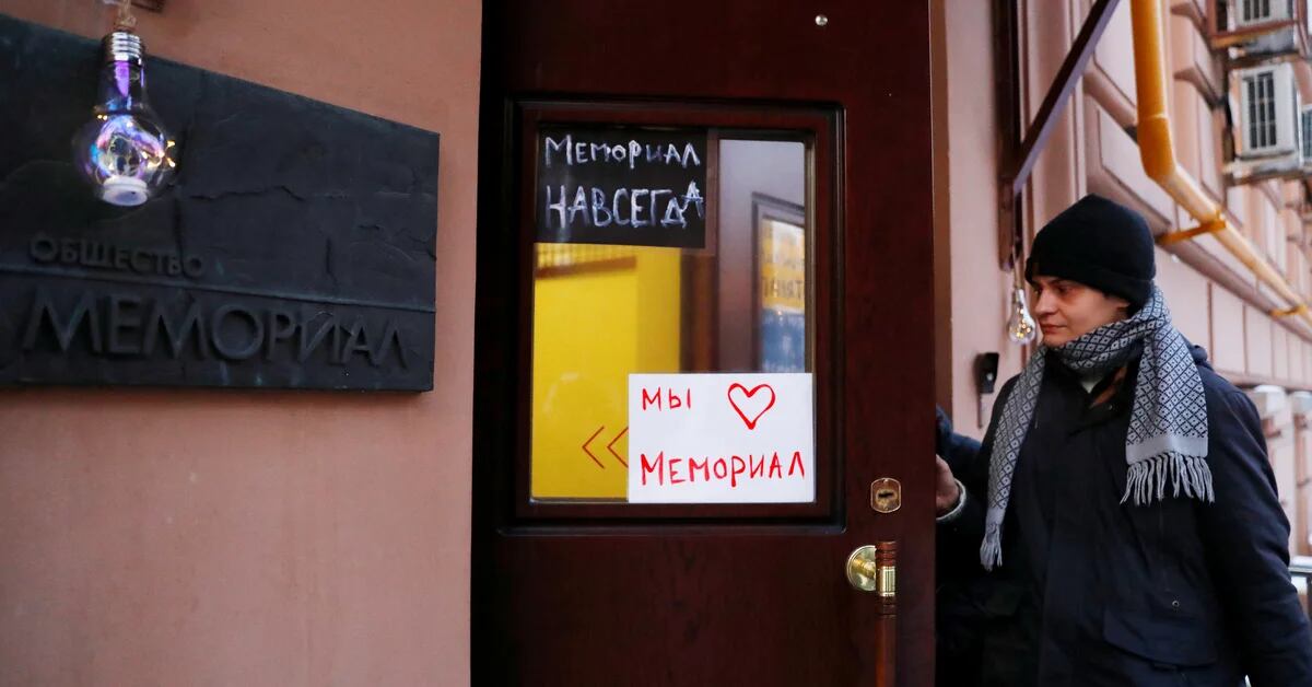 Un tribunal ruso ordenó la incautación de las oficinas de Moscow Memorial, la ONG ganadora del Premio Nobel de la Paz.