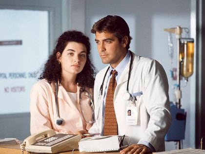 Clooney en el papel que lo catapultó a la fama: el pediatra Doug Ross en ER, junto a la actriz Julianne Margulies