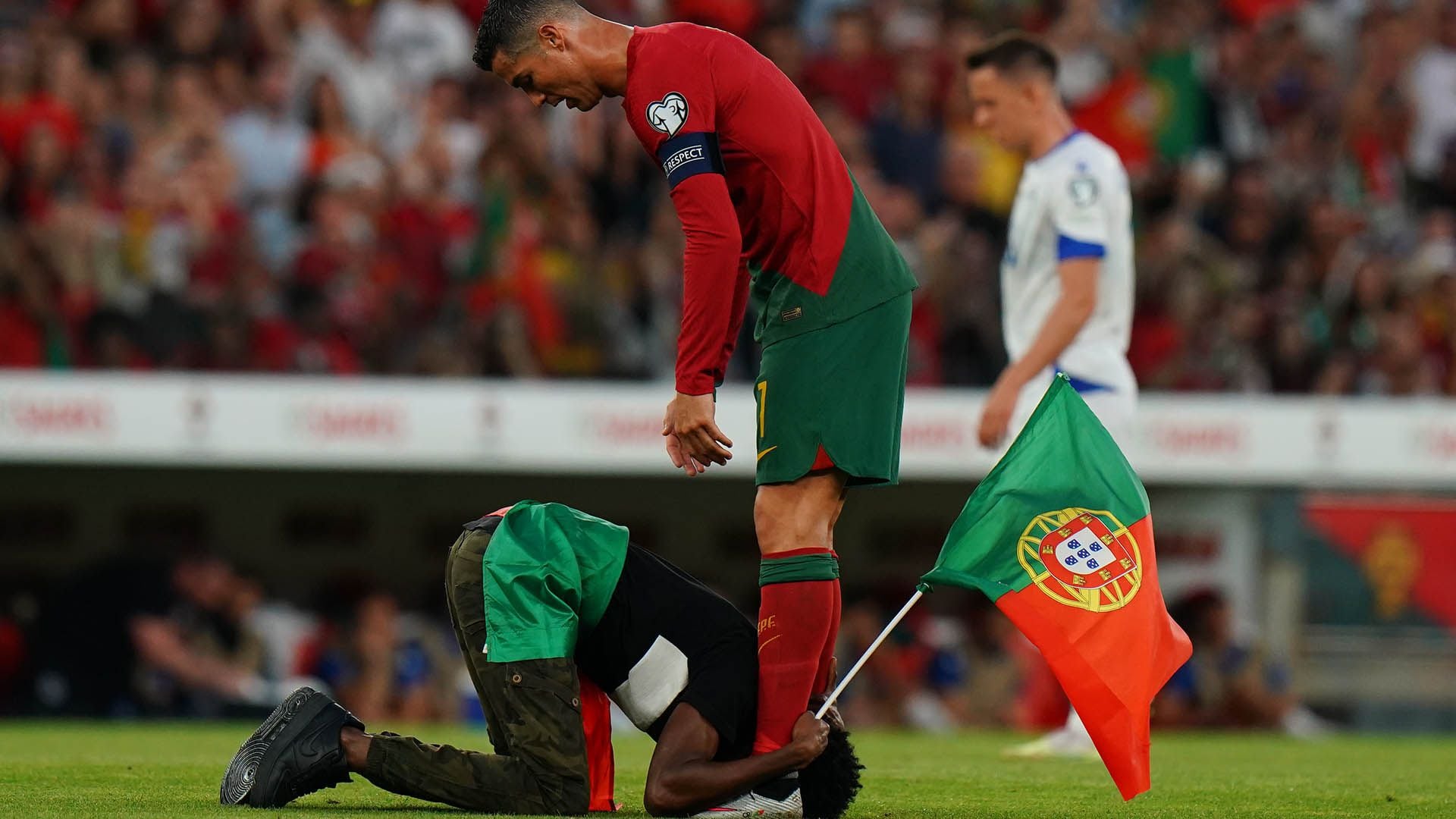 O torcedor de Cristiano Ronaldo se curvou diante de seu ídolo (Foto Gualter Fatia/Getty Images)