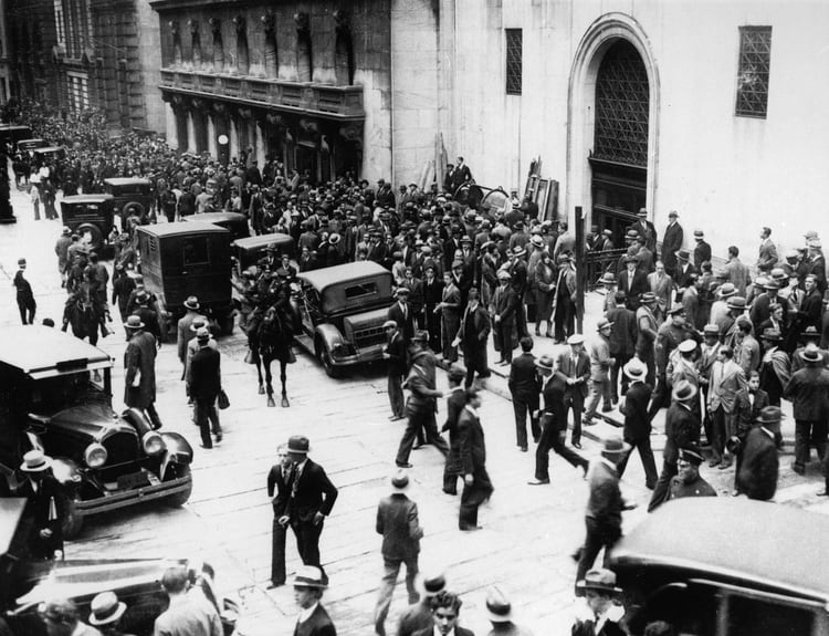 Entre el 24 y el 29 de octubre de 1929, la puerta de la Bolsa de Nueva York fue un hervidero de operadores y simples inversores que trataban de encontrar alguna explicación para la súbita desaparición de su dinero.