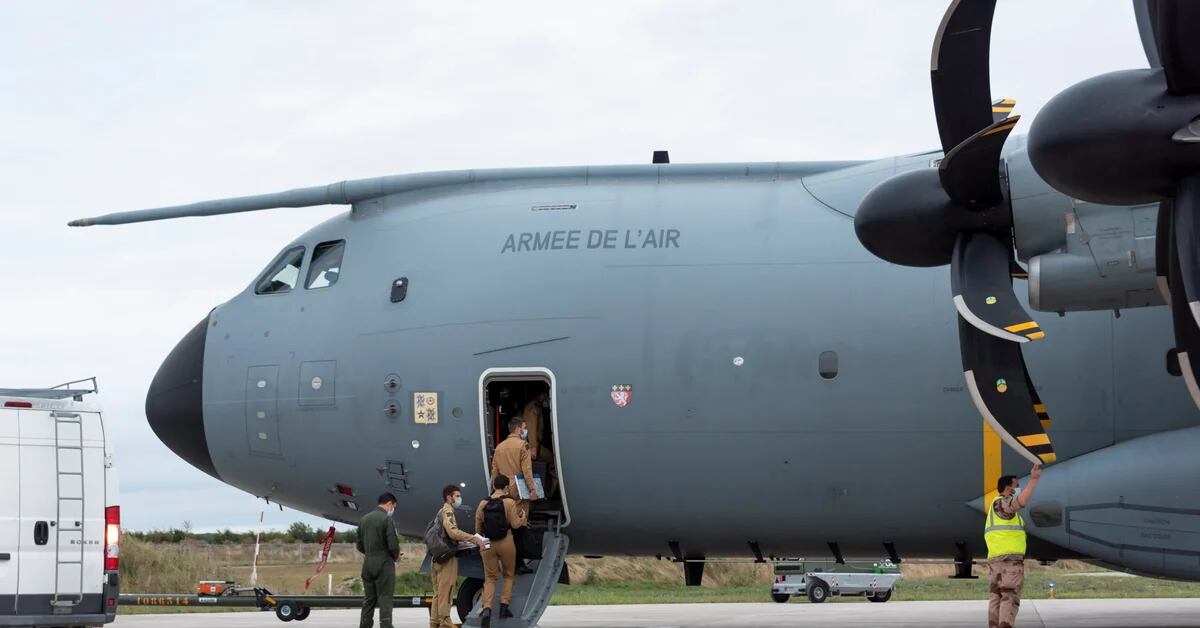 Französische und deutsche Militärflugzeuge führen Evakuierungsflüge aus Kabul . durch