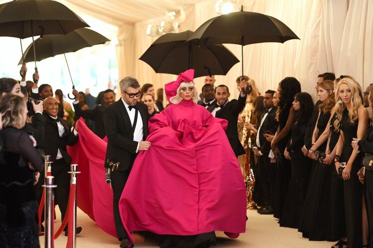 Lady Gaga, derecha, y Brandon Maxwell llegan a la gala benéfica del Instituto del Vestido del Museo Metropolitano de Arte para celebrar la inauguración de la exposición “Camp: Notes on Fashion” el lunes 6 de mayo de 2019 en Nueva York. (Foto Charles Sykes/Invision/AP)