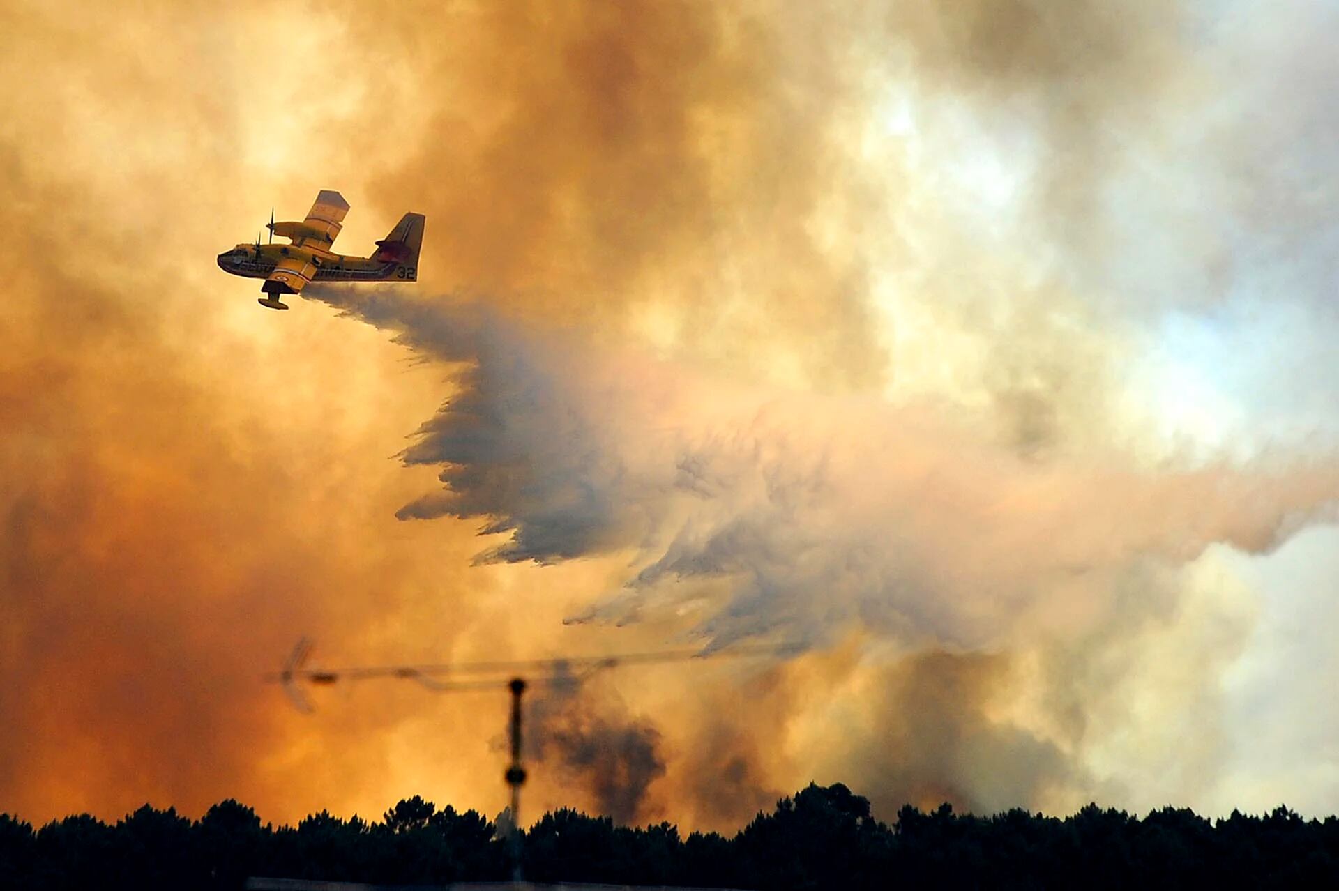 Un avión deja caer agua sobre el incendio forestal en Pedrogao Grande, Portugal