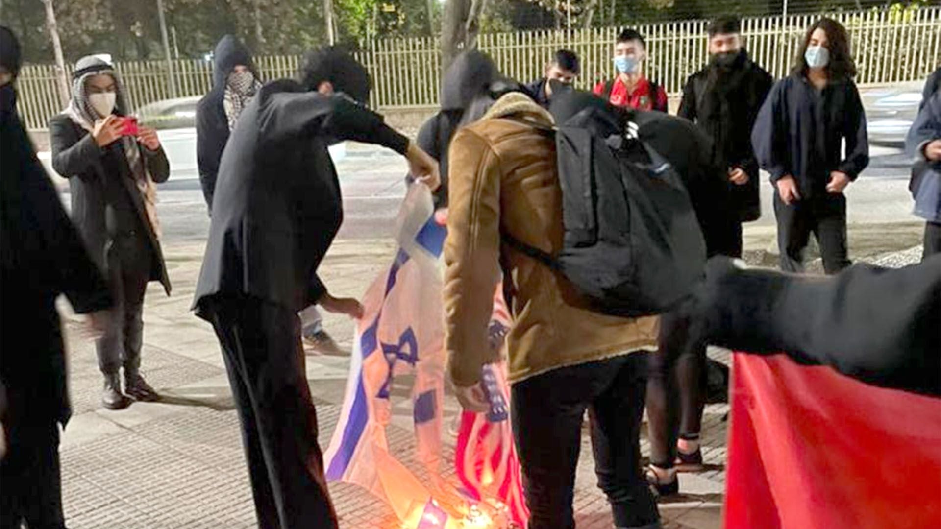 Antisemitas queman una bandera de Israel en Chile (Centro Simon Wiesenthal)