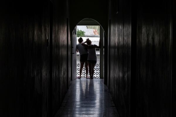 Luz, a la izquierda, junto a otra mujer. Ambas fueron vÃ­ctimas de abuso sexual en Trinidad. Ahora viven seguras en casa de una organizaciÃ³n caritativa (The Washington Post / Jahi Chikwendiu)