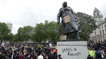 Los manfiestantes vandalizaron la estatua de Winston Churchill, en Londres (Photo by ISABEL INFANTES / AFP)