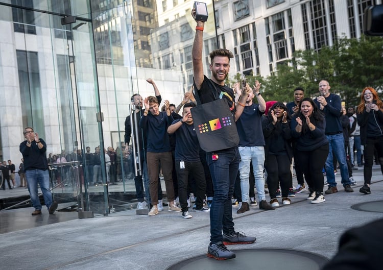 Uno de los primeros clientes en adquirir el iPhone 11 en el emblemático Apple Store de la Quinta Avenida en Nueva York (Drew Angerer/Getty Images/AFP)