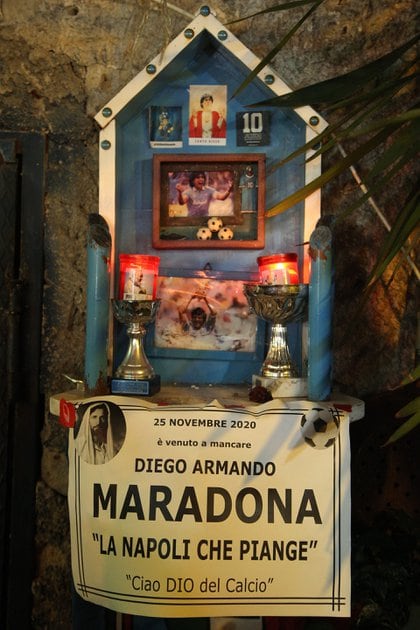 Un santuario con la inscripción "Maradona ha fallecido el 25 de noviembre de 2020. Napoli llora, adiós al Dios del fútbol" en el llamado "Esquina Maradona" en la cima del Quartieri Spagnoli en Nápoles (AFP)