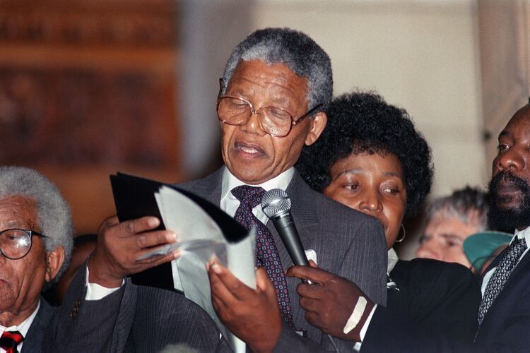  11 de febrero de 1990, Nelson Mandela hace su primer discurso al salir de la cárcel. Fue un llamado de paz y reconciliación (AFP)