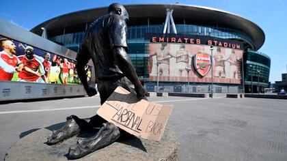 Un cartel con el mensaje "Devolvednos a nuestro Arsenal" colocado a las puertas del Emirates Stadium del club en Londres 