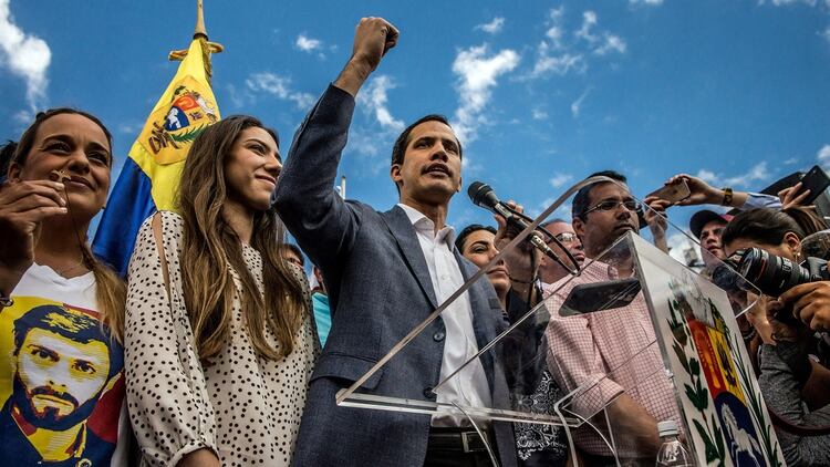 El líder opositor Juan Guaidó pronunciando un discurso a sus simpatizantes en Caracas la semana pasada (New York Times)