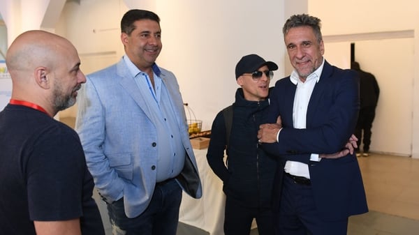 El presidente de Boca Daniel Angelici junto al publicista Darío Lanis, ideólogo de la propuesta artística junto al fotógrafo presidencial Víctor Bugge