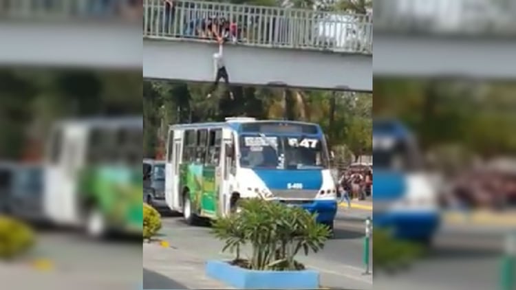 En Guadalajara una estudiante intentó quitarse la vida al aventarse de un puente (Foto: captura de pantalla)