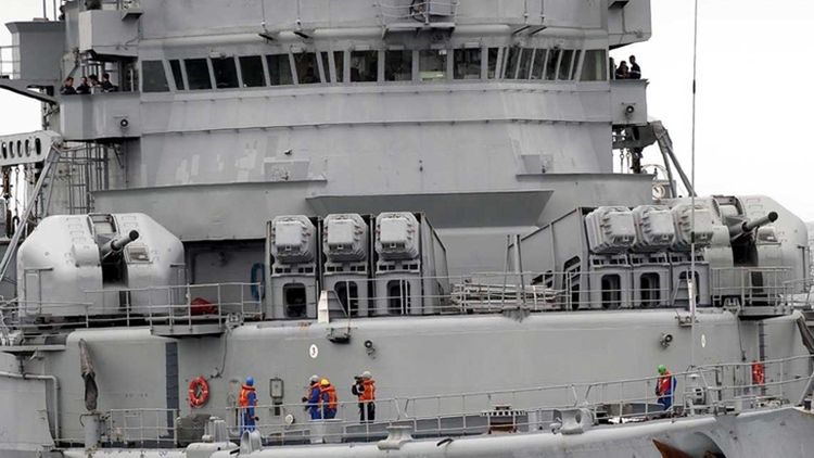 Debajo del puente, el montajeÂ de 6 unidades contenedor-lanzador de misiles Exocet MM-38 en el buque francÃ©s Jeanne dÂ´Arc. (Franck Sourot)