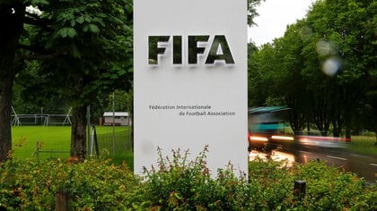 La FIFA apunta a que todas las federaciones empleen estos fondos para reanudar las competiciones (REUTERS)