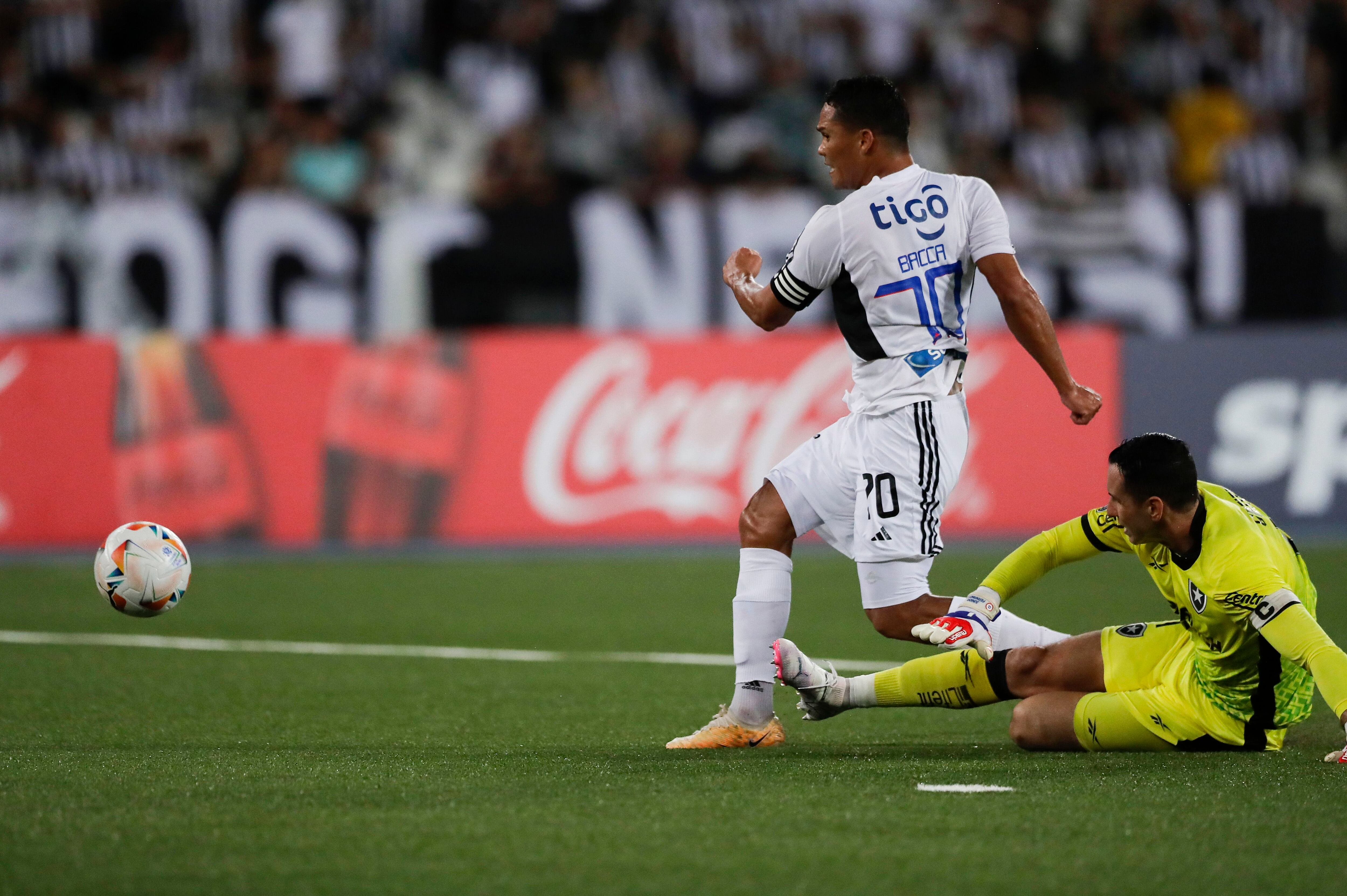 Carlos Bacca (i) de Junior marca un gol en un partido de la fase de grupos de la Copa Libertadores entre Botafogo y Junior en el estadio Olímpico Nilton Santos de Río en Janeiro (Brasil) - crédito EFE/ Andre Coelho
