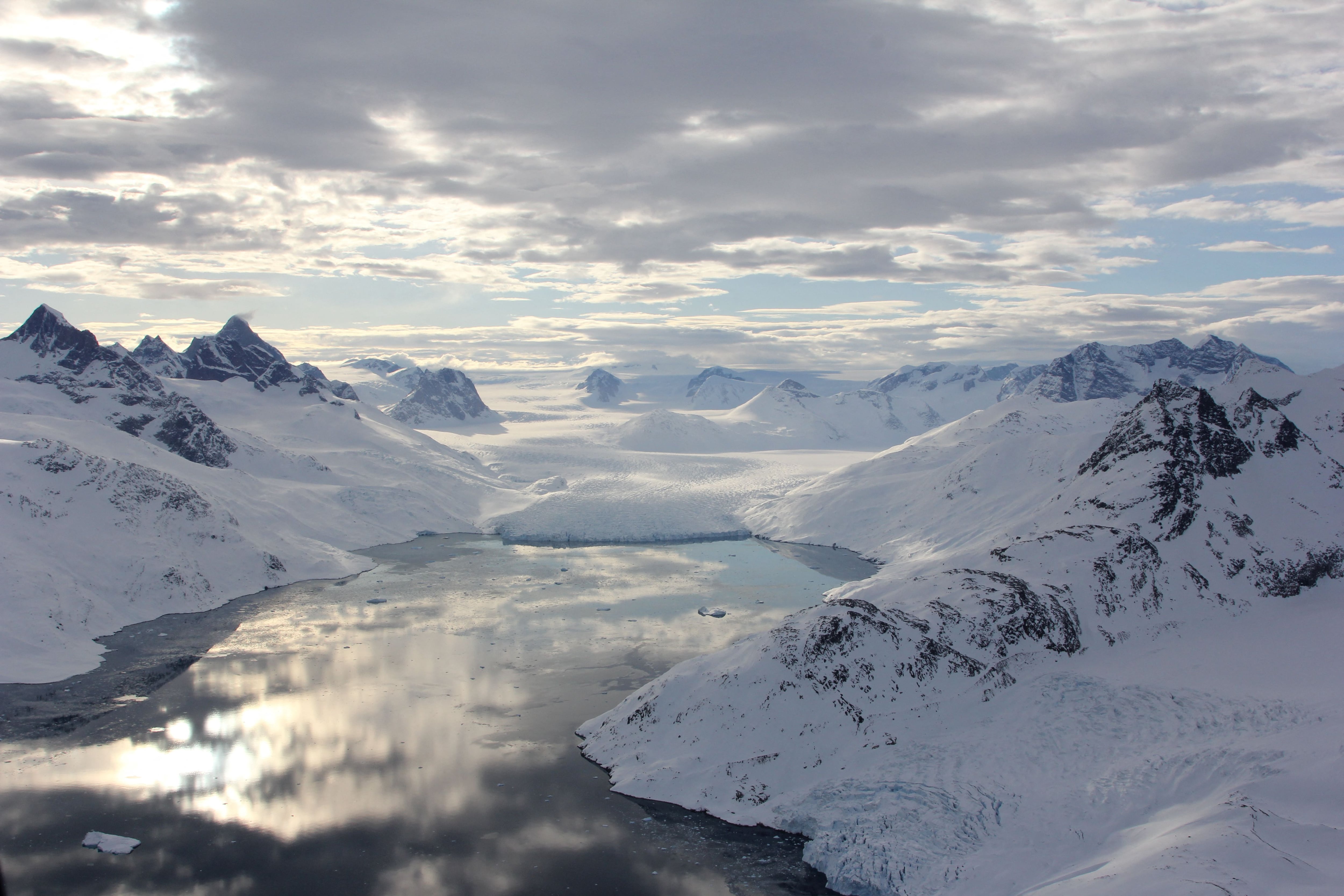 Un fiordo en el sureste de Groenlandia, mostrado con un glaciar de terminación marina en la distancia (Kristin Laidre/University of Washington/REUTERS)